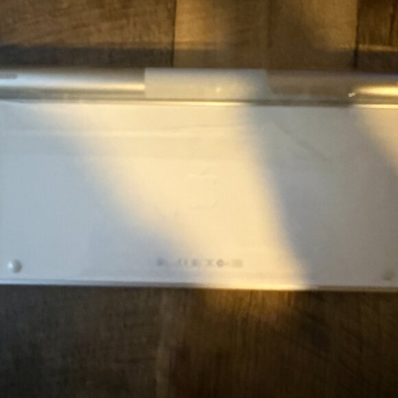 NEW AND WRAPPED APPLE WIRELESS KEYBOARD MODEL A1314 - STILL IN ORIGINAL PLASTIC - Picture 2 of 2